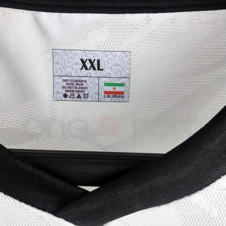 لباس سفید سرمربی استقلال