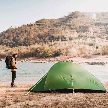 چادر مسافرتی و کمپ NATUREHIKE CLOUD UP ULTRALIGHT 2 PERSION TENT سبز در کنار دریاچه در پاییز