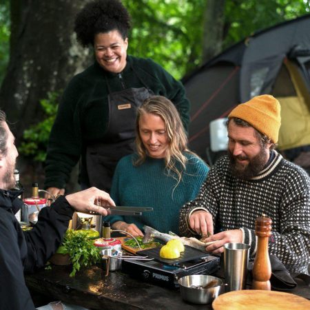 اجاق پریموس مدل MOJA STOVE در یک طبیعت جنگلی با دوستان