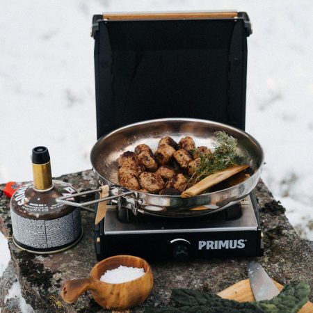 اجاق پریموس مدل MOJA STOVE بر روی یک نکه سنگ با نمای پست اب