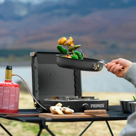 اجاق پریموس مدل MOJA STOVE در طبیعت بر روی میز سفری