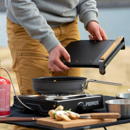 اجاق پریموس مدل MOJA STOVE در طبیعت روی میز و در حال استفاده برای آشپزی
