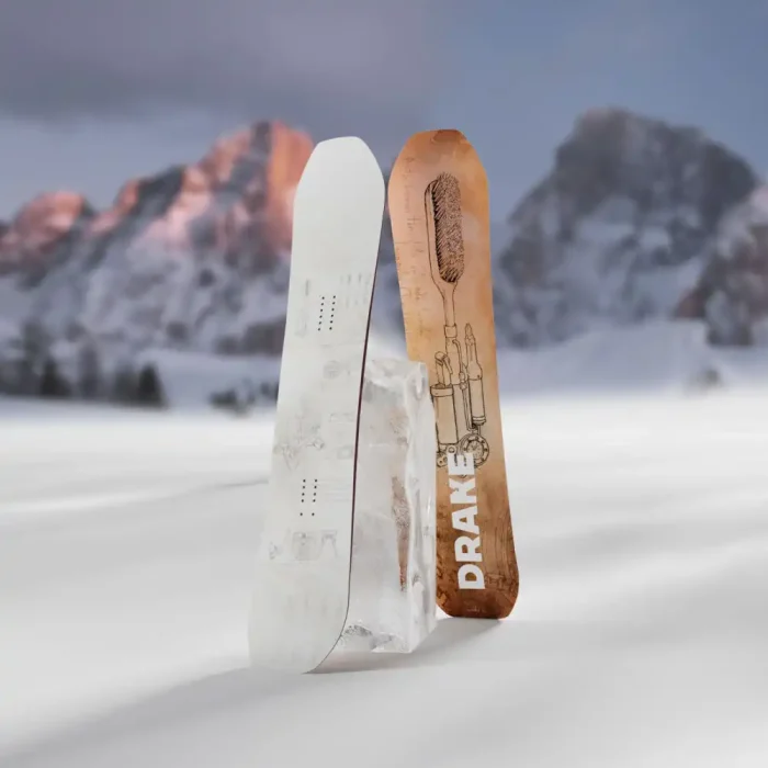 اسنوبرد DRAKE BATTLE RUSTY 2025 در کوهستان