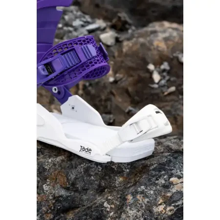 فیکس اسنوبرد DRAKE JADE VIOLA 2025 بر روی سنگ از قسمت جلویی