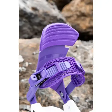 فیکس اسنوبرد DRAKE JADE VIOLA 2025 بر روی سنگ در کوهستان از قسمت پشت