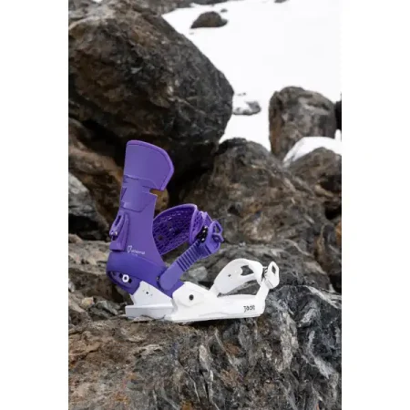 فیکس اسنوبرد DRAKE JADE VIOLA 2025 بر روی سنگ در کوهستان از نمای کنار
