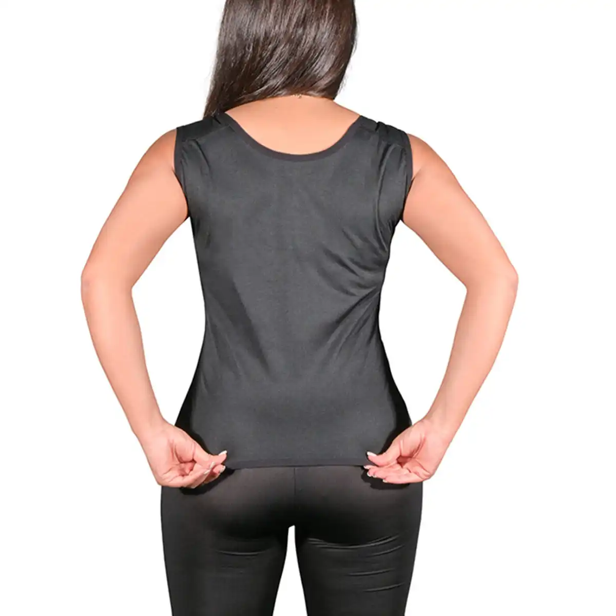 عکس تاپ آستین حلقه ای ورزشی طبی لاغری کوپر بر تن مدل خانم از نمای پشت