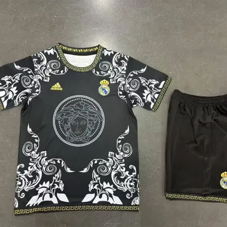 کیت بچه‌گانه کانسپت رئال مادرید ست پیراهن و شورت با لوگوی دوختی و تایلندی