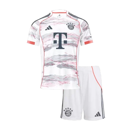ست بچه‌گانه کیت دوم بایرن مونیخ 2021 با پیراهن سفید طرح‌دار و شورت سفید