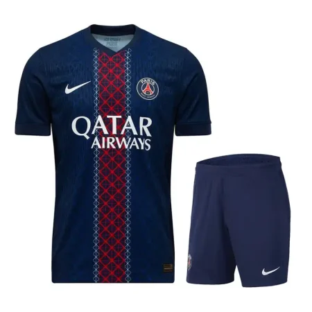 ست پیراهن و شورت اول پاریسن ژرمن 2026 - نمای کامل کیت هواداری سرمه‌ای با نوار گرافیکی قرمز