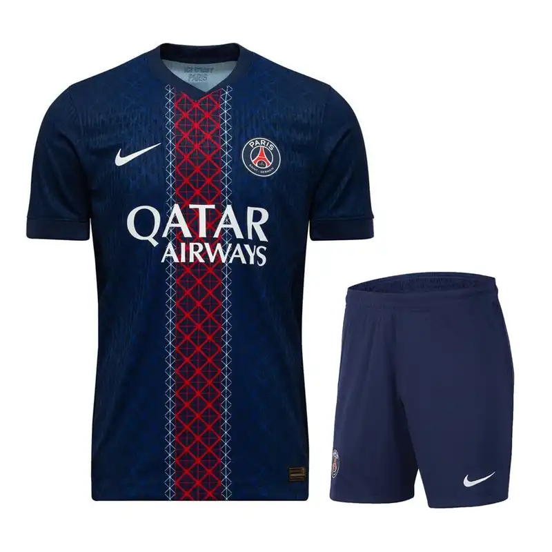 ست پیراهن و شورت اول پاریسن ژرمن 2026 - نمای کامل کیت هواداری سرمهای با نوار گرافیکی قرمز