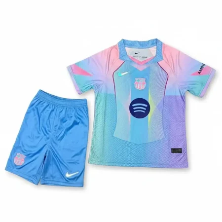 کیت پیش مسابقه بچه‌گانه بارسلونا 2023 با پیراهن رنگارنگ و شورت آبی روشن
